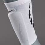 Nike Guard Lock Soccer Guard Sleeves (1 Pair) White - Image 3