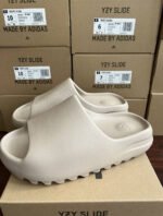 Adidas Yeezy Slide "Onyx & Sand" - Image 4